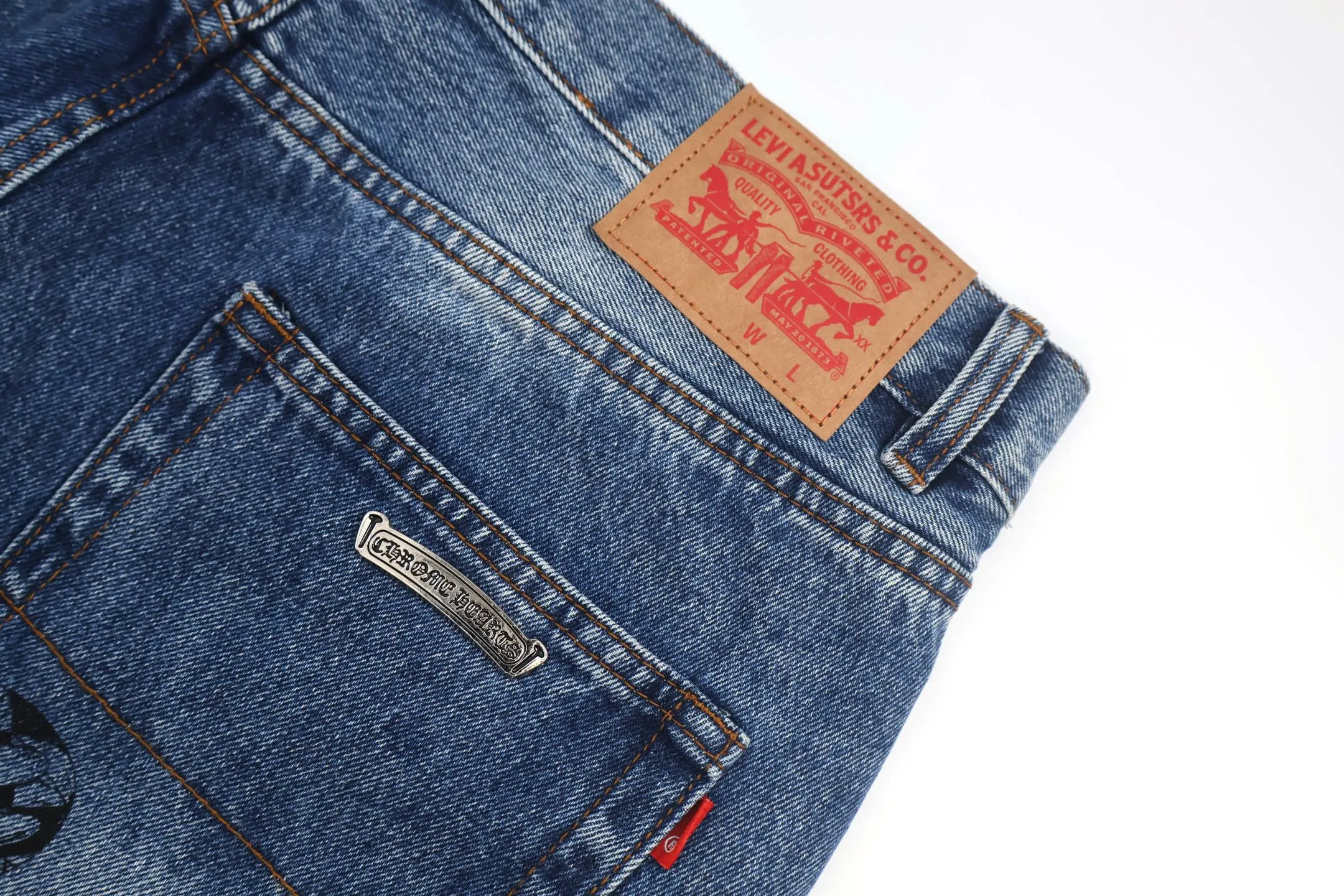 🅿️800 [Exclusive supply] CH Croix Heart Cow King jeans (blue) using genuine levis502 as the base plate, purchased the original version at 5W, heavily washed, frayed and distressed, customized cowhide cross, dyed and fixed to prevent color fading. Fully right-angle fit hand embroidery thread, a total of 5 small silver nails on the whole body, 1 silver medal, 5 Cross Scout flower buttons. The silver content is 85%. It is not made of 925 silver because the silver content is too high and it will easily turn black and oxidize, which affects the appearance. The printing adopts the garment screen water slurry printing process. Size:32/34/36/38